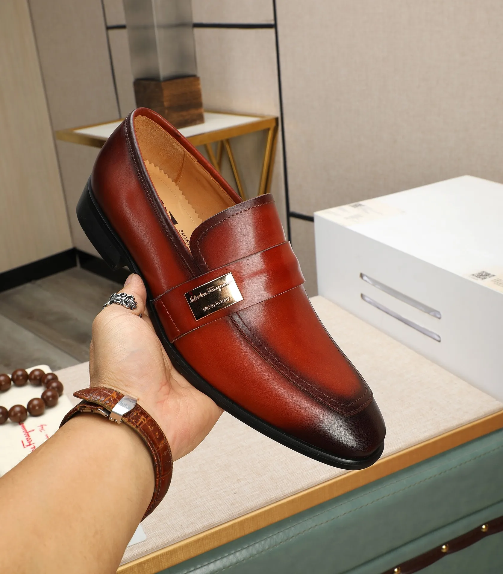 Men's shoes 💰540📛📛(water-dyed cowhide) Salvatore Ferragamo high-end (Salvatore Ferragamo) is the world's top luxury footwear brand. It comes from the fashion kingdom of Italy and is famous all over the world for its traditional handmade design and novel styles...🚶🏻🚶🏻New suit shoes are available simultaneously at the counter. This model is purely handmade. The fabric is imported from Italy's original first-layer cowhide. Soft water-dyed cowhide lining. Original authentic outsole🌀🌀Size: 38➖44 (45 customized)